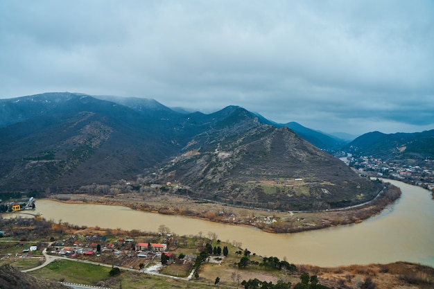 Increíble paisaje natural. La confluencia de dos ríos en la ciudad de Mtskheta en Georgia.