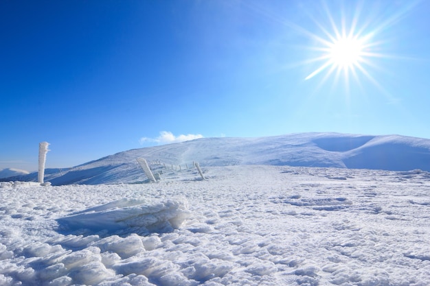Increíble paisaje nevado de invierno del famoso y popular hito turístico antiguo observatorio desolado en la montaña Pip Ivan en la cordillera de Chornogora en el parque nacional de los Cárpatos ucranianos