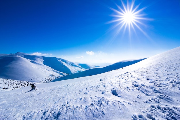 Increíble paisaje nevado de invierno del famoso y popular hito turístico antiguo observatorio desolado en la montaña Pip Ivan en la cordillera de Chornogora en el parque nacional de los Cárpatos ucranianos