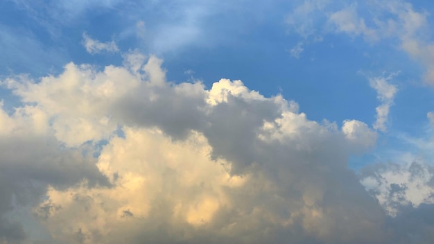 Increíble paisaje con nubes hermoso fondo