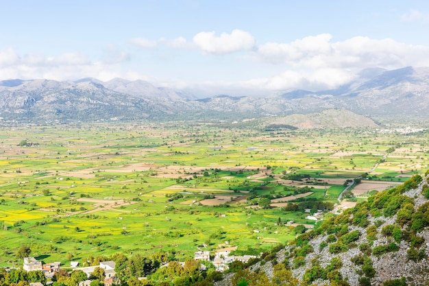 Increíble paisaje panorámico con verdes colinas ondulantes en un día soleado de primavera