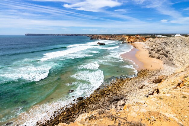 Increíble paisaje de Praia do Tonel en Sagres, una playa popular para surfistas, Algarve, Portugal