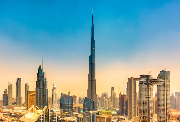 Increíble paisaje urbano con modernos rascacielos en Dubai, Emiratos Árabes Unidos.