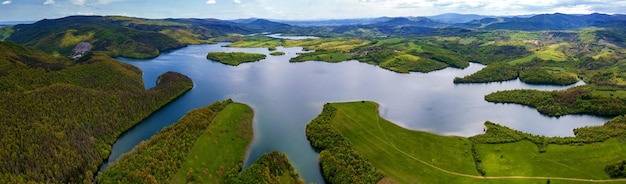 Increíble panorama aéreo desde un dron en Dam Yovkovtsi Bulgaria