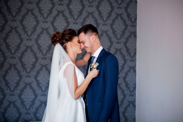 Increíble pareja de novios sonriente