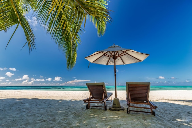 Increíble playa soleada sillas románticas para parejas sombrilla tranquilidad unión amor bienestar relajarse