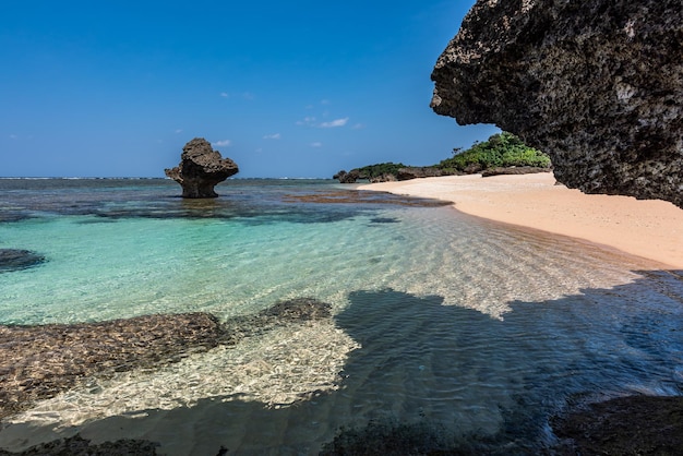 Increíble playa tropical de aguas cristalinas piscina natural formada por corales día soleado