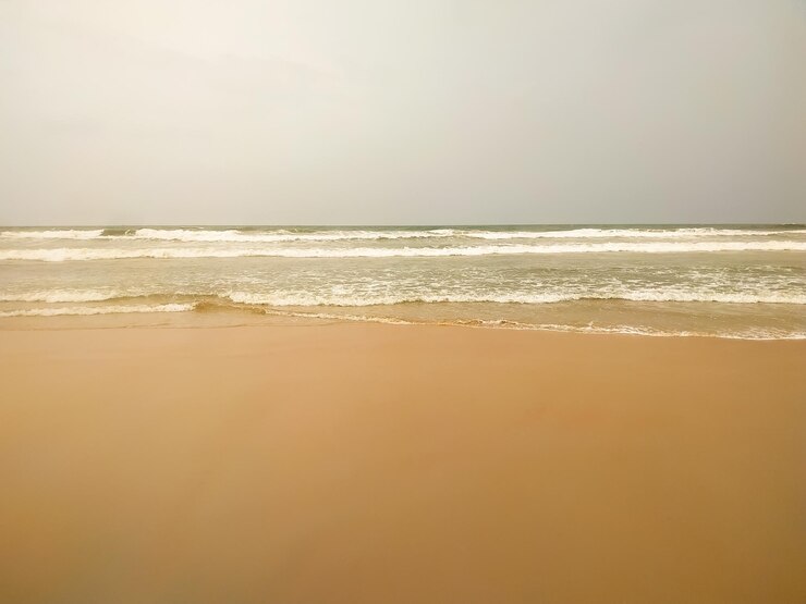 Increíble primer plano de la espuma de las olas en la arena