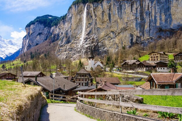 increíble pueblo turístico alpino con la iglesia y la cascada de Staubbach