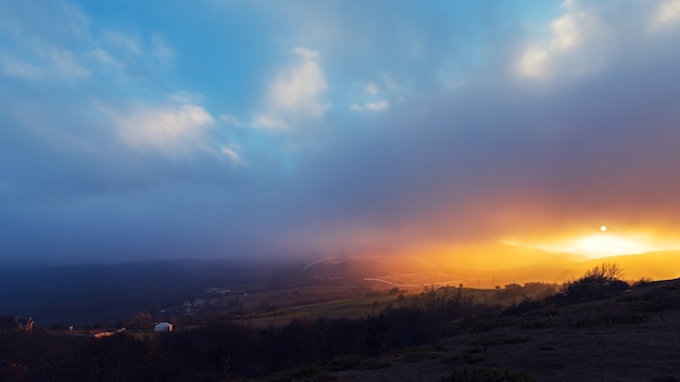 Increíble puesta de sol hermosa y colorida en las montañas