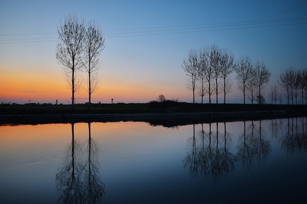 increíble puesta de sol en el río Muzza