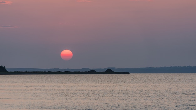 Increíble puesta de sol sobre el estuario. Blagoveshenskaya, Mar Negro, Rusia.