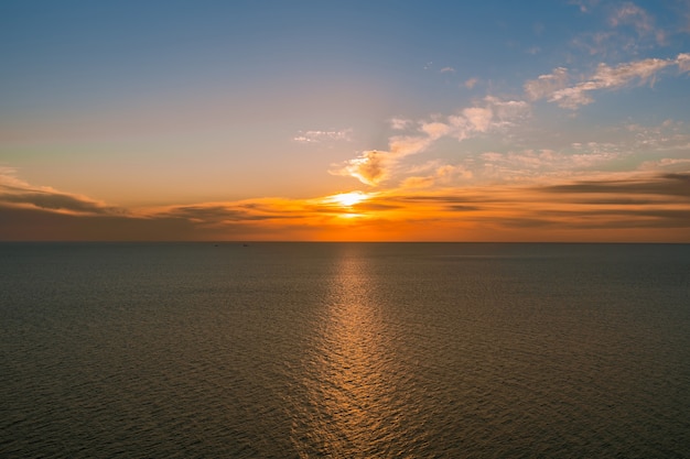 Increíble puesta de sol sobre el mar hermoso paisaje natural