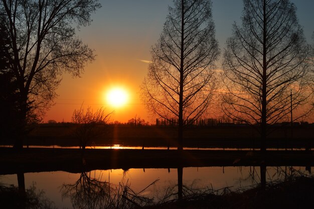 Increíble puesta de sol sobre el río Muzza en el campo