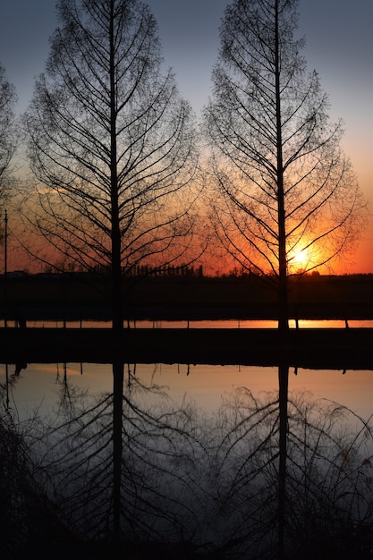 Increíble puesta de sol sobre el río Muzza en el campo