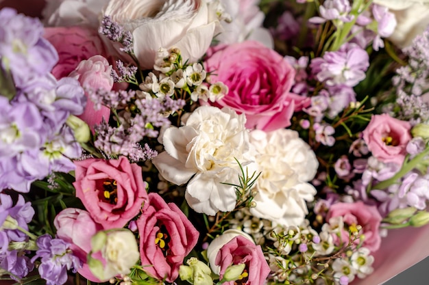 Increíble ramo tierno con flores violetas de ranúnculo rosa y rosas blancas diminutas en caja de cartón con cinta rosa Hermoso ramo de flores de primavera Regalo de Pascua Flores de primavera de temporada