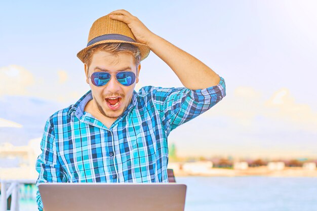 Increíble rostro del trabajador, en la computadora.