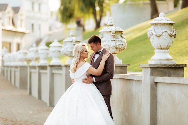 Increíble sonriente pareja de novios. Bonita novia y novio elegante.