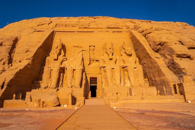 El increíble templo de Abu Simbel reconstruido en la montaña en el sur de Egipto en Nubia junto al lago Nasser. Templo del faraón Ramsés II, estilo de vida de viaje