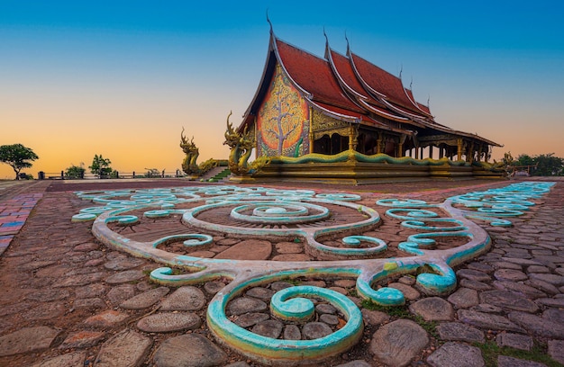 Increíble templo Sirindhorn Wararam Phuproud en la provincia de Ubon Ratchathani en el crepúsculo, Tailandia.