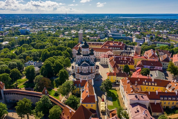 Increíble toma aérea de drone del casco antiguo de Tallin, Estonia al atardecer. Hermoso panorama de Tallin.