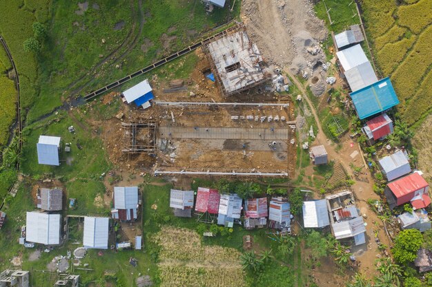 Increíble vista aérea de un dron de un edificio en construcción en Filipinas