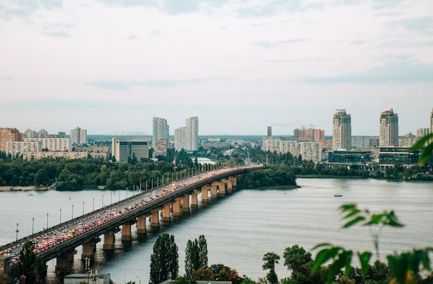 Increíble vista aérea de drones del río y los puentes de la ciudad en Kyiv al atardecer