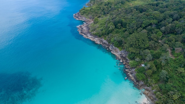 Increíble vista aérea de las olas del mar golpeando las rocas con agua de mar turquesa Hermoso paisaje marino en la costa de la isla de Phuket, Tailandia Viajes y concepto de viaje