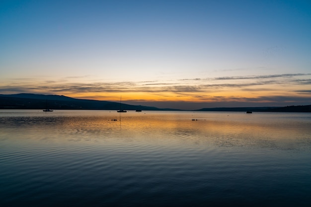 Foto increíble vista del amanecer en el mar de tbilisi