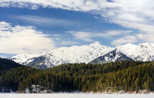 Increíble vista de invierno nevado desde el teleférico a Zugspitze en el lago Eibsee congelado