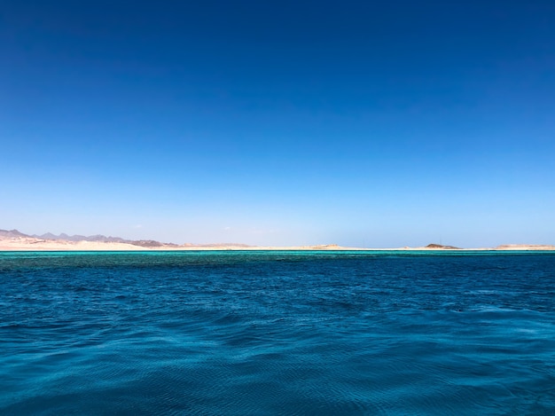 Increíble vista de la línea del horizonte de Egipto. Vistas panorámicas de la superficie del mar azul lejos de la costa