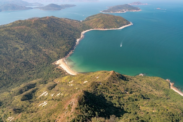 Foto la increíble vista de la naturaleza desde sharp peak en sai kung east country park en hong kong