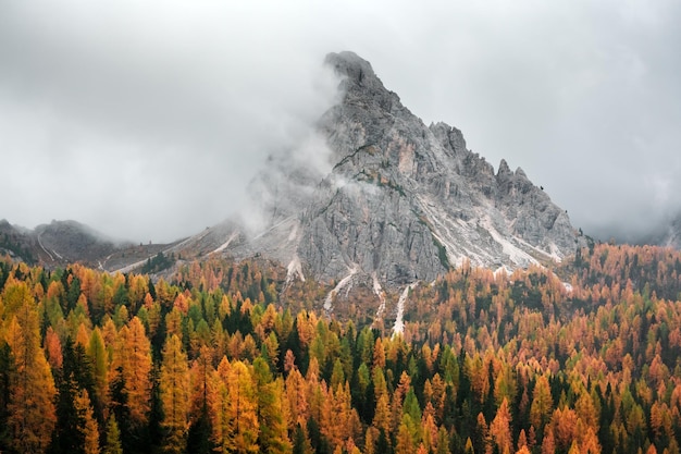 Increíble vista de otoño en los Alpes Dolomitas italianos