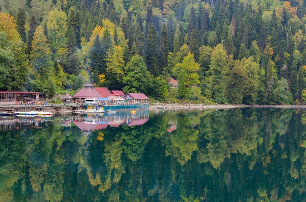 Foto increíble vista del paisaje natural del lago pequeño ritsa abjasia