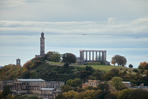 Increíble vista del paisaje urbano de la ciudad de edimburgo calton hill con algunos de los monumentos el monume nacional ...