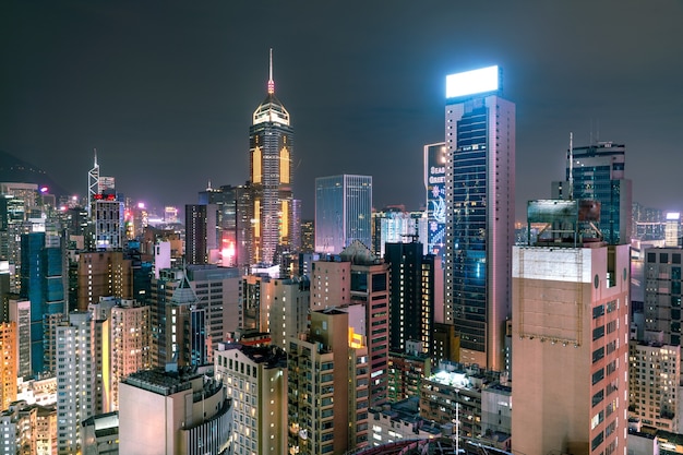 La increíble vista del paisaje urbano de Hong Kong lleno de rascacielos desde la azotea.