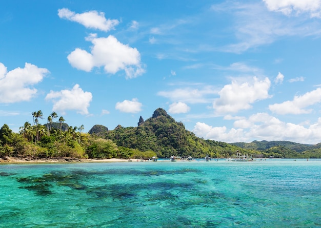 Increíble vista panorámica de la bahía del mar y las islas de montaña, Palawan, Filipinas vacaciones serenidad hermosa naturaleza tropical