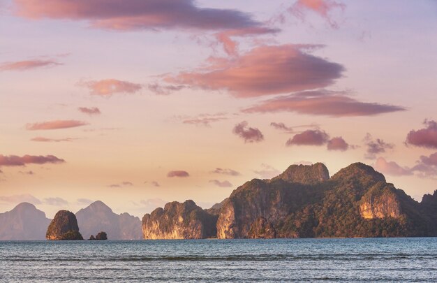 Increíble vista panorámica de la bahía del mar y las islas de montaña, Palawan, Filipinas