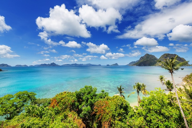 Increíble vista panorámica de la bahía del mar y las islas de montaña, Palawan, Filipinas