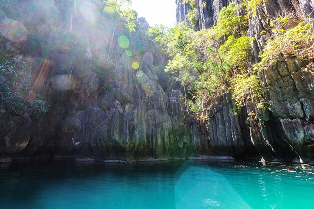 Increíble vista panorámica de la bahía del mar y las islas de montaña, Palawan, Filipinas