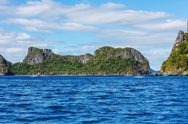 Increíble vista panorámica de la bahía del mar y las islas de montaña, Palawan, Filipinas