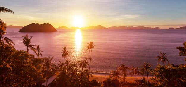 Foto increíble vista panorámica de la bahía del mar y las islas de montaña, palawan, filipinas