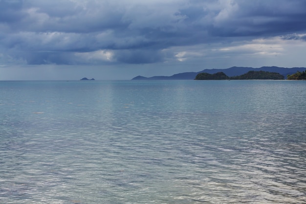 Increíble vista panorámica de la bahía del mar y las islas de montaña, Palawan, Filipinas