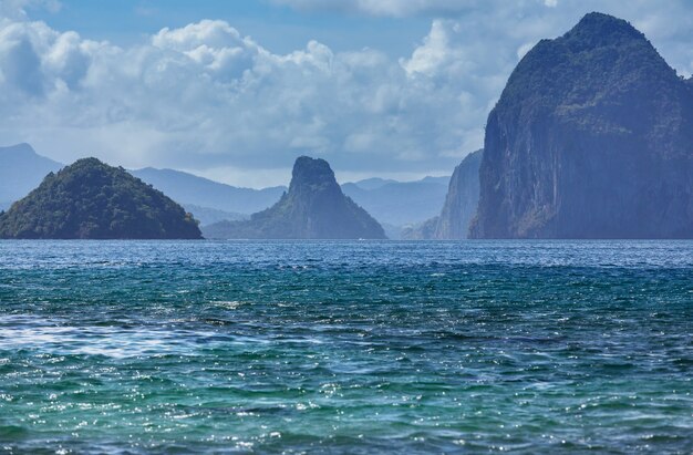 Increíble vista panorámica de la bahía del mar y las islas de montaña, Palawan, Filipinas