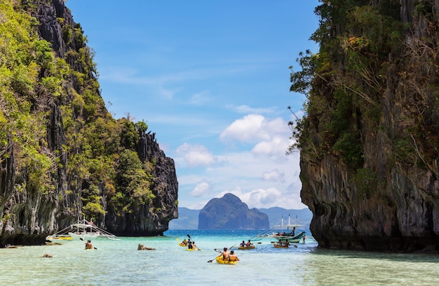 Increíble vista panorámica de la bahía del mar y las islas de montaña, Palawan, Filipinas