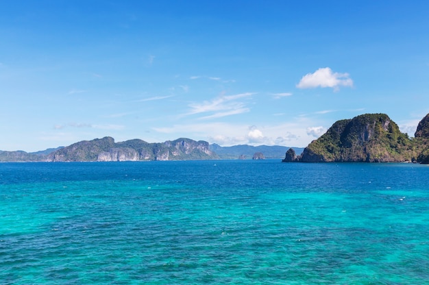 Increíble vista panorámica de la bahía del mar y las islas de montaña, Palawan, Filipinas