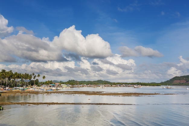 Increíble vista panorámica de la bahía del mar y las islas de montaña, Palawan, Filipinas