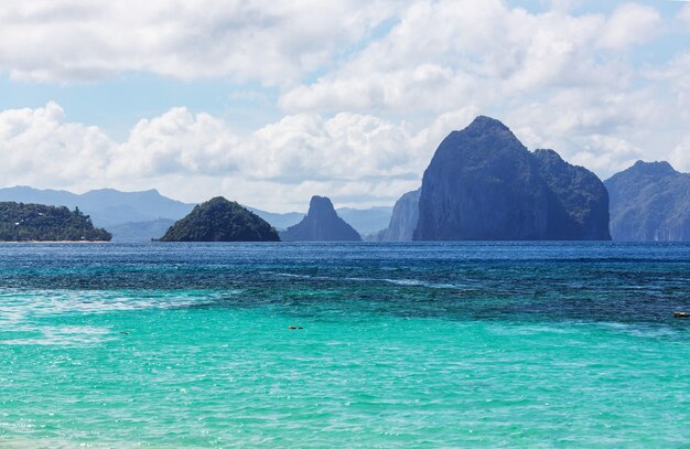 Increíble vista panorámica de la bahía del mar y las islas de montaña, Palawan, Filipinas