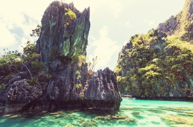 Increíble vista panorámica de la bahía del mar y las islas de montaña, Palawan, Filipinas