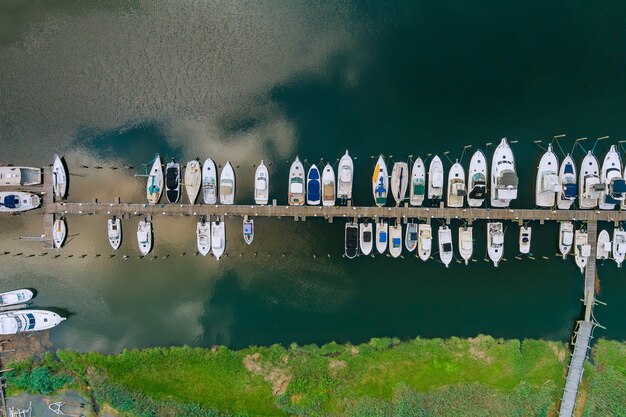 Increíble vista panorámica del pequeño puerto para muchos barcos flotando cerca del océano en EE.